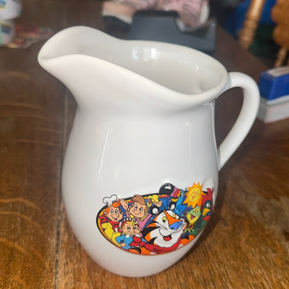 Vintage Kelloggs Cereal Characters White Ceramic Pitcher Milk Jug 1999 6 3/4" H